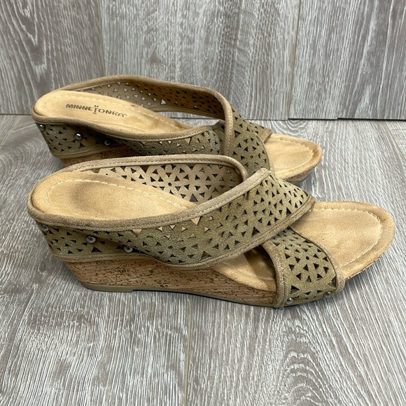 Minnetonka Lainey Laser Cut Suede Leather Cork Wedge Sandal Tan 9 - Picture 3 of 15